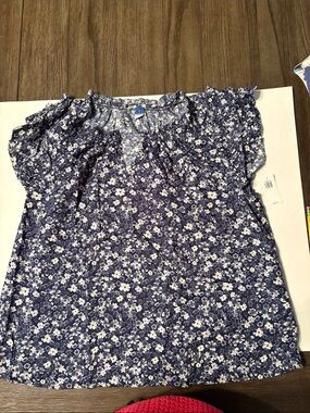 Old Navy Blue and White Floral Ruffled Sleeve Women's Top